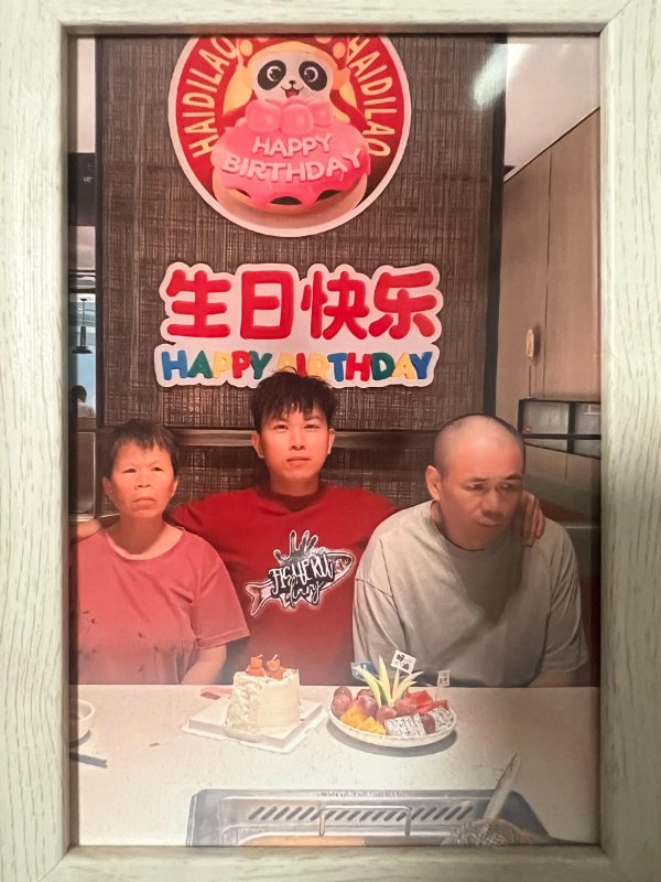 股票金融配资 沪漂小伙带残障父母海底捞庆生，当众分享“父母身残志坚故事”，邻桌被感动默默帮买单